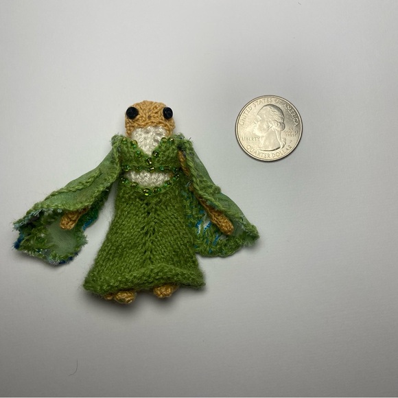 Tiny Microknitted Frog- Folklore - Picture 7 of 13